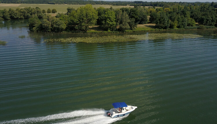 Bateau Quicksilver 630 Commander à louer à Mâcon chez Loca Concept