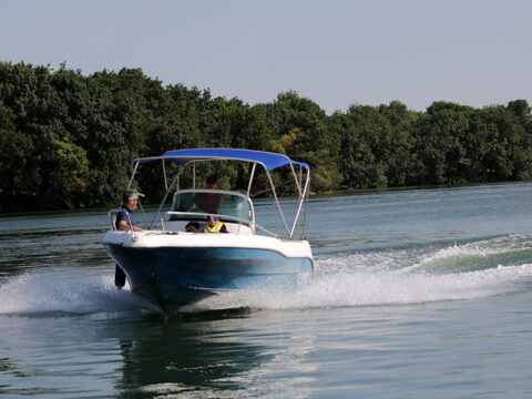 Bateau Quicksilver 630 Commander à louer à Mâcon chez Loca Concept