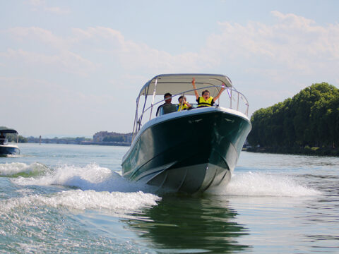 Bateau Cap Camarat 725 à louer à Mâcon chez Loca Concept