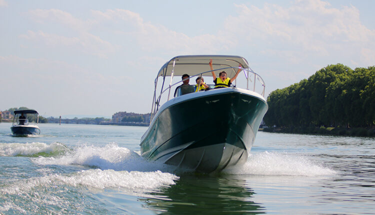 Bateau Cap Camarat 725 à louer à Mâcon chez Loca Concept