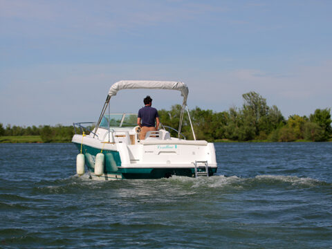 Bateau Cap Camarat 725 à louer à Mâcon chez Loca Concept