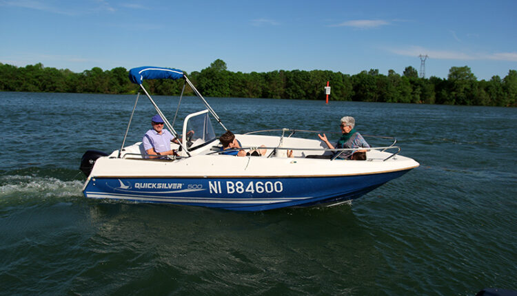 Bateau Quicksilver 500 Commander à louer à Mâcon chez Loca Concept