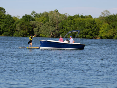 Bateau électrique sans permis Ruban bleu Scoop à louer à Mâcon chez Loca