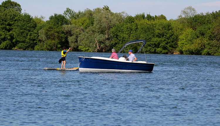 Bateau électrique sans permis Ruban bleu Scoop à louer à Mâcon chez Loca