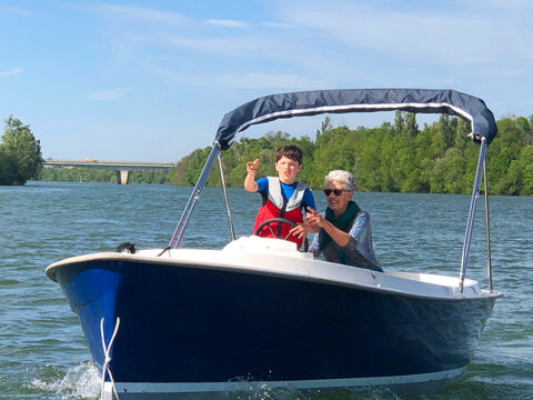 Bateau électrique sans permis Ruban bleu Scoop à louer à Mâcon chez Loca