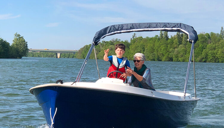 Bateau électrique sans permis Ruban bleu Scoop à louer à Mâcon chez Loca