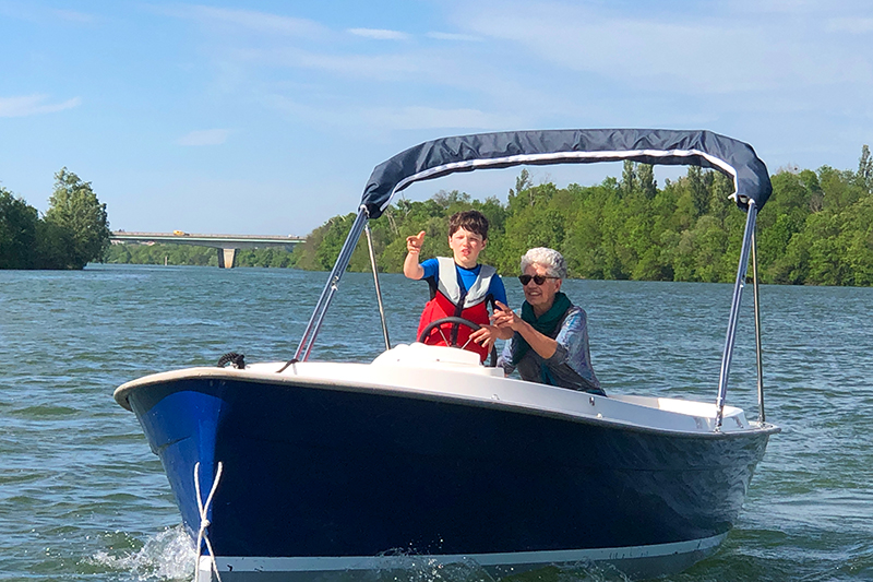 Bateau électrique sans permis Ruban bleu Scoop à louer à Mâcon chez Loca