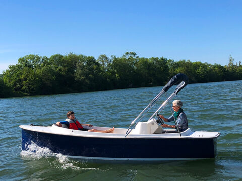 Bateau électrique sans permis Ruban bleu Scoop à louer à Mâcon chez Loca