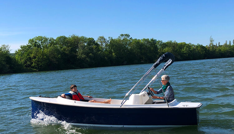 Bateau électrique sans permis Ruban bleu Scoop à louer à Mâcon chez Loca