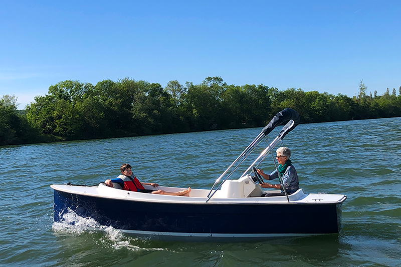 Bateau électrique sans permis Ruban bleu Scoop à louer à Mâcon chez Loca