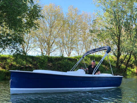 Bateau électrique sans permis Ruban bleu Scoop à louer à Mâcon chez Loca