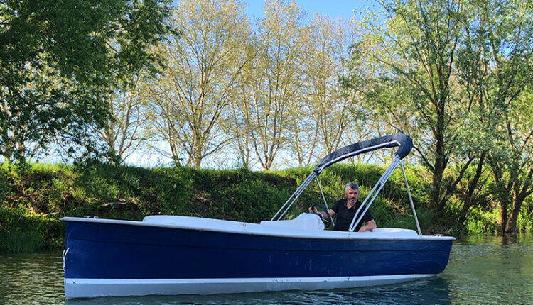 Bateau électrique sans permis Ruban bleu Scoop à louer à Mâcon chez Loca