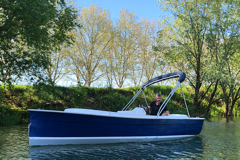 Bateau électrique sans permis Ruban bleu Scoop à louer à Mâcon chez Loca