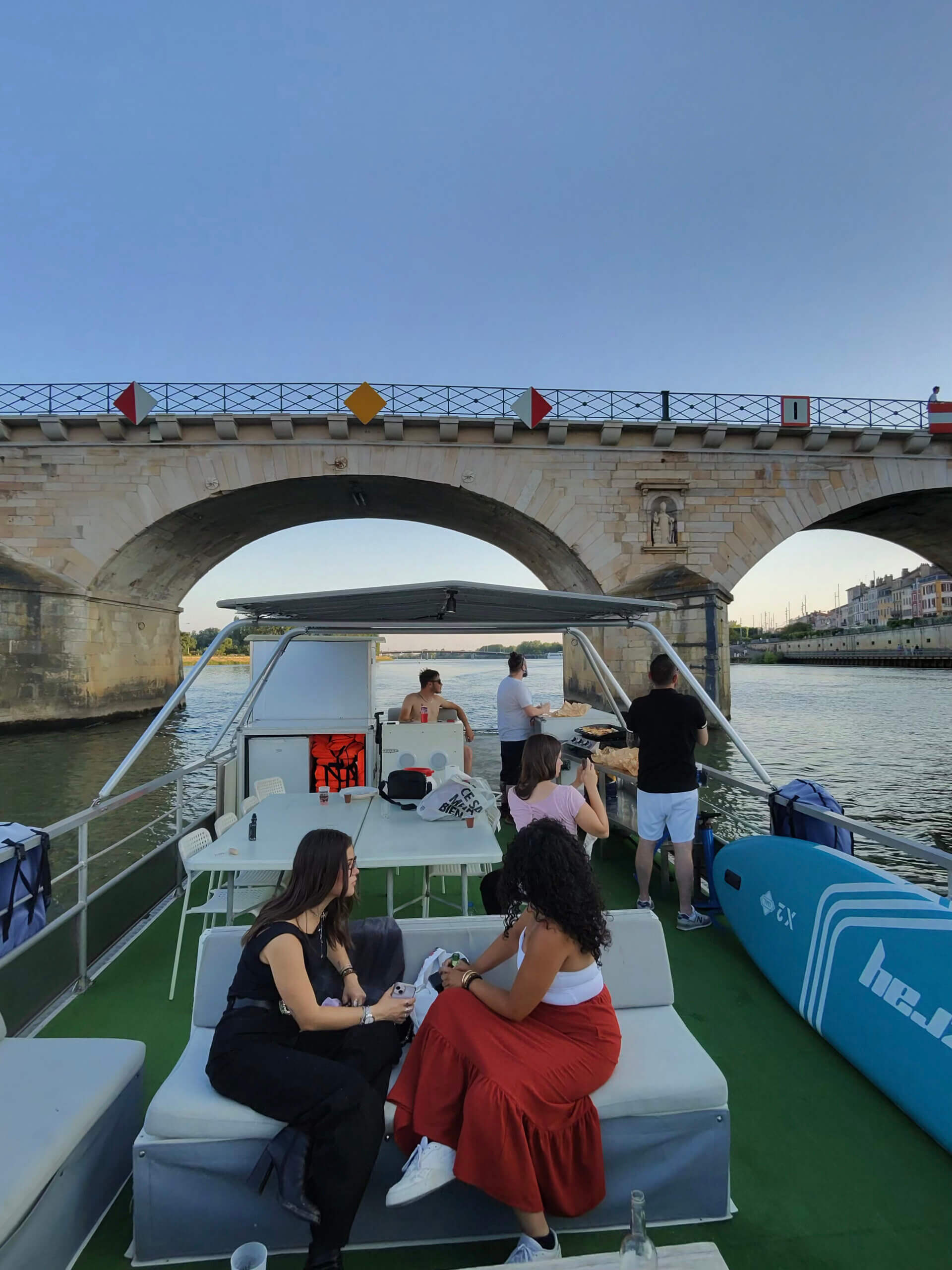 Repas sur la barge terrasse flottante Mâcon